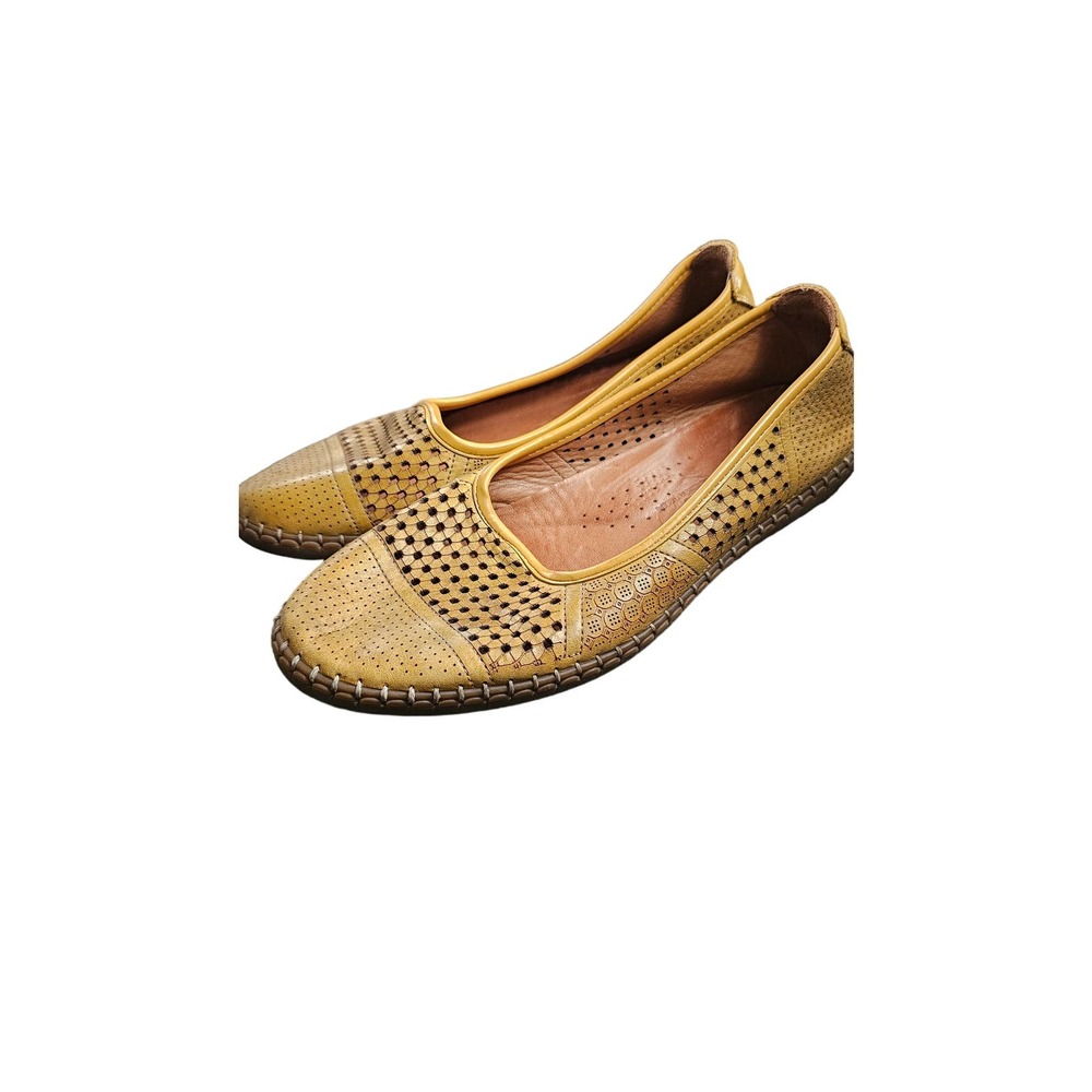 Yellow volks walkers leather flats size 10‎